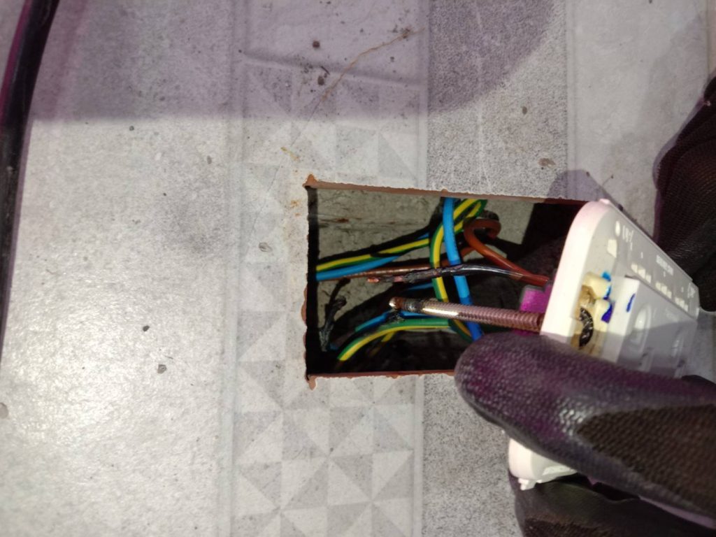 สายไฟชำรุดในปลั๊ก