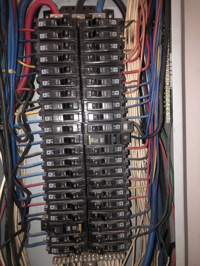 เบรกเกอร์ลูกย่อยในตู้โหลดเซ็นเตอร์