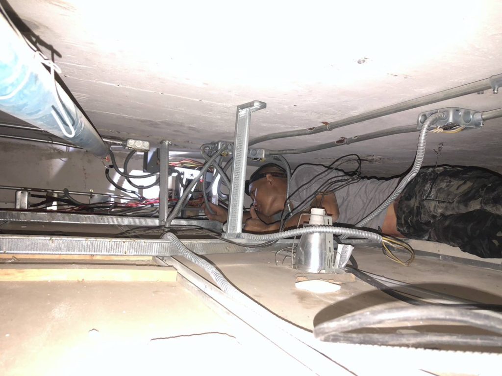 ปีนฝ้านเดินสายไฟ