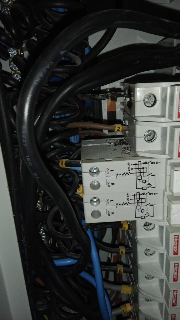 เบรกเกอร์ (circuit breaker)