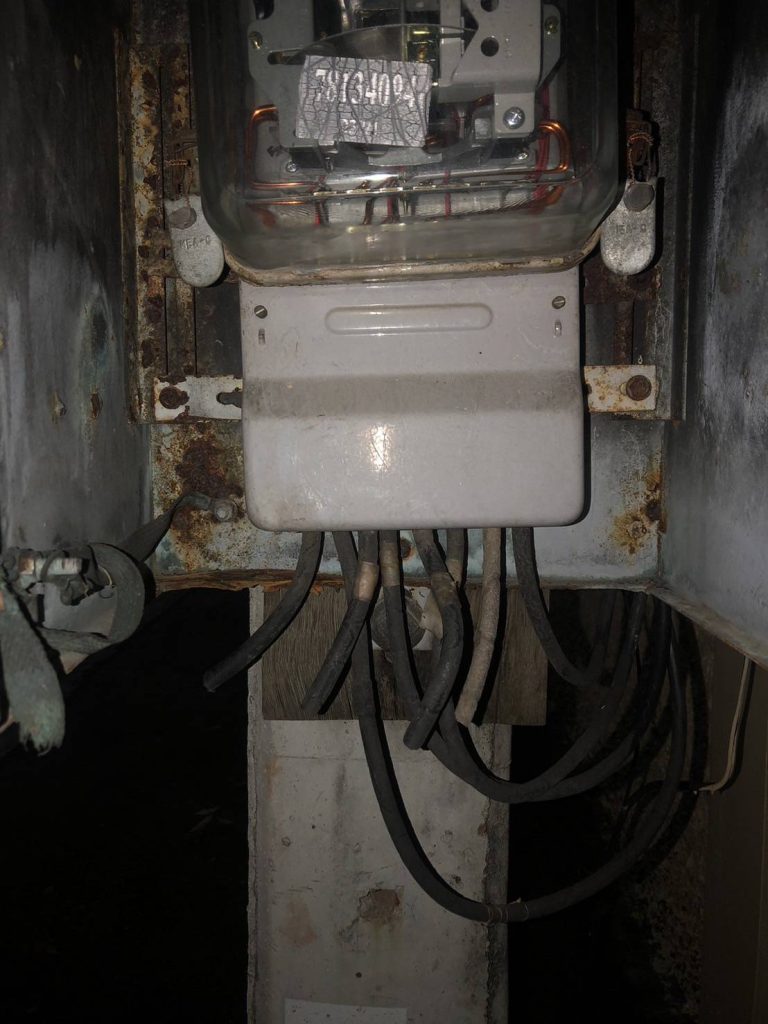 สายไฟเก่าจากมิเตอร์