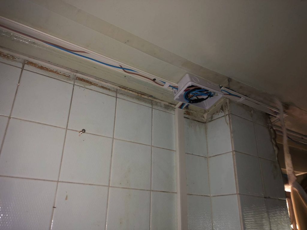 เดินสายไฟตามรางที่วางแผนไว้
