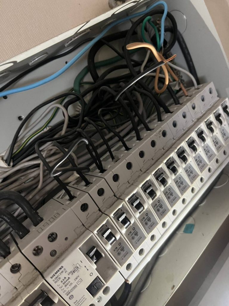 ตู้คอนซูมเมอร์