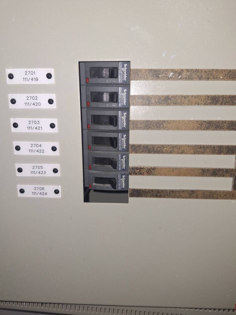 “ตู้คอนซูมเมอร์ยี่ห้อ Schneider Electric พร้อมเบรกเกอร์ย่อยหลายช่อง สำหรับควบคุมและป้องกันระบบไฟฟ้าภายในบ้านหรืออาคาร”
