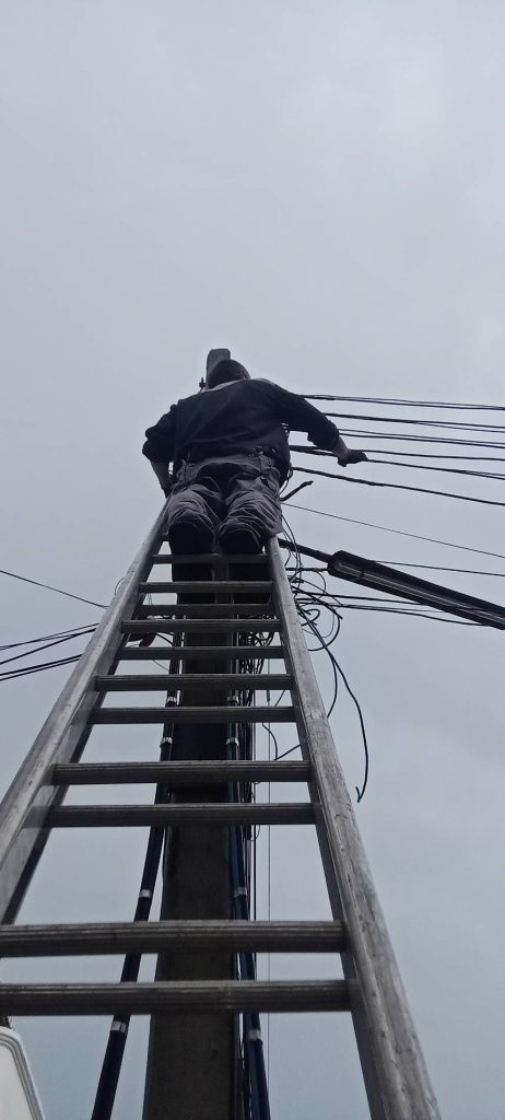 ปีนบันไดดึงสายเมน