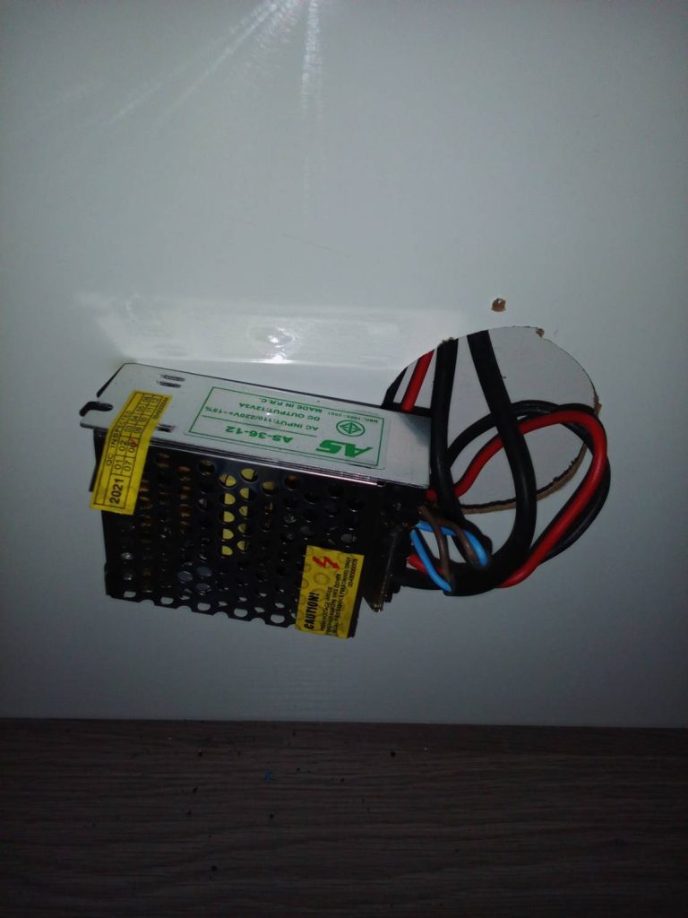 “ภาพแสดงหม้อแปลง Switching Power Supply รุ่น 12V สำหรับแปลงไฟฟ้า AC เป็น DC เพื่อต่อใช้งานกับอุปกรณ์อิเล็กทรอนิกส์”