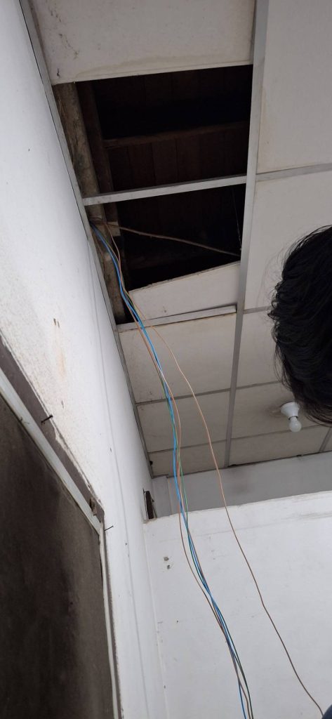 เปิดฝ้าเดินสายไฟ