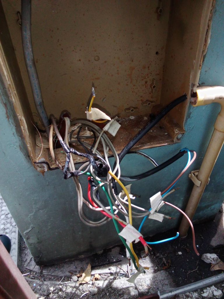 สายไฟในกล่องพักสายที่พันกันยุ่งเหยิง
