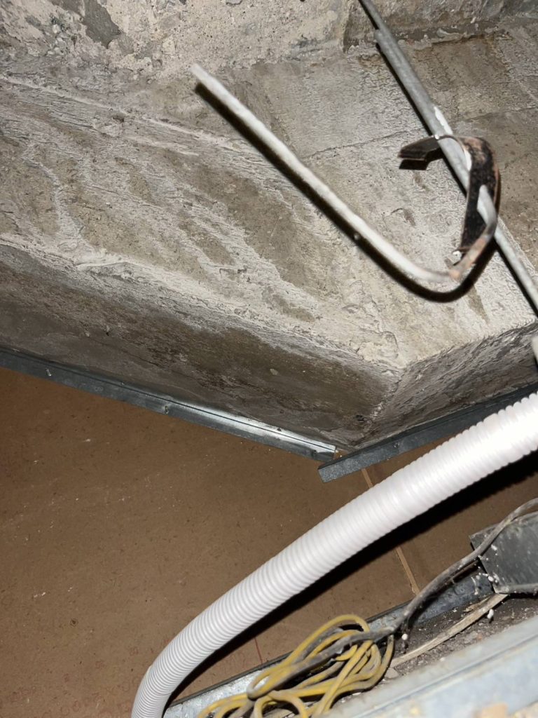 สายไฟบนฝ้า