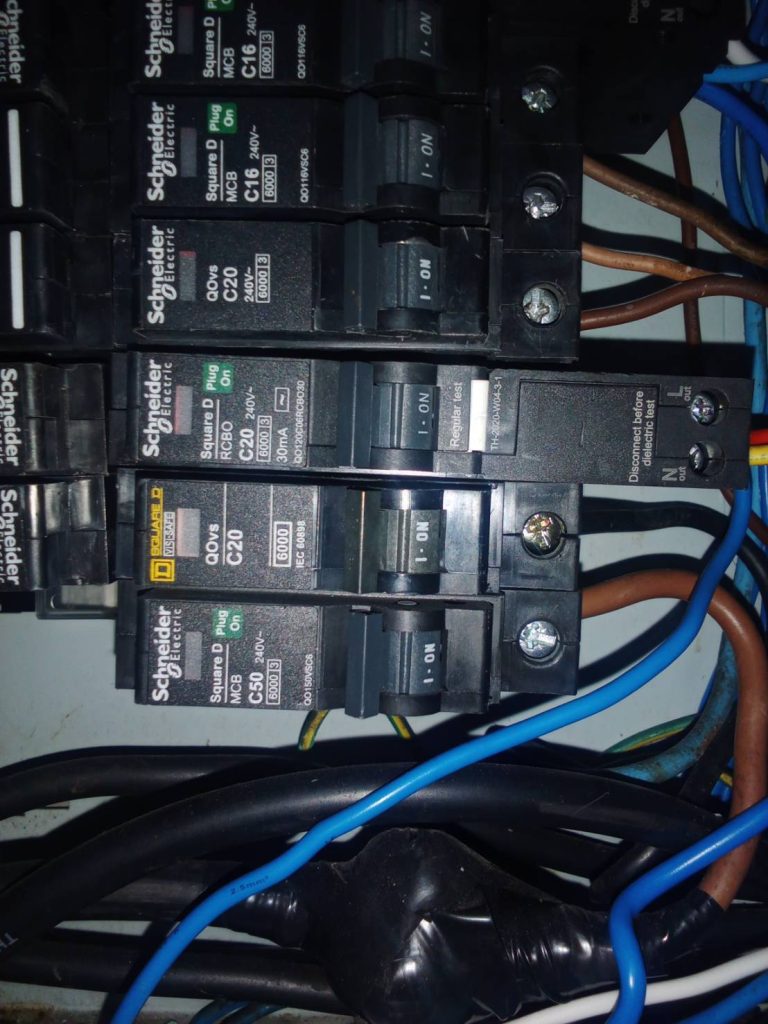 เบรกเกอร์ในตู้โหลดเซ็นเตอร์