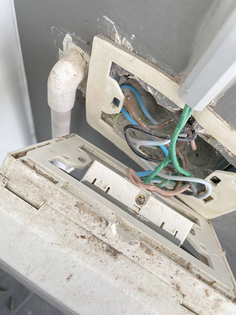 รื้อปลั๊กเช็กสายไฟ