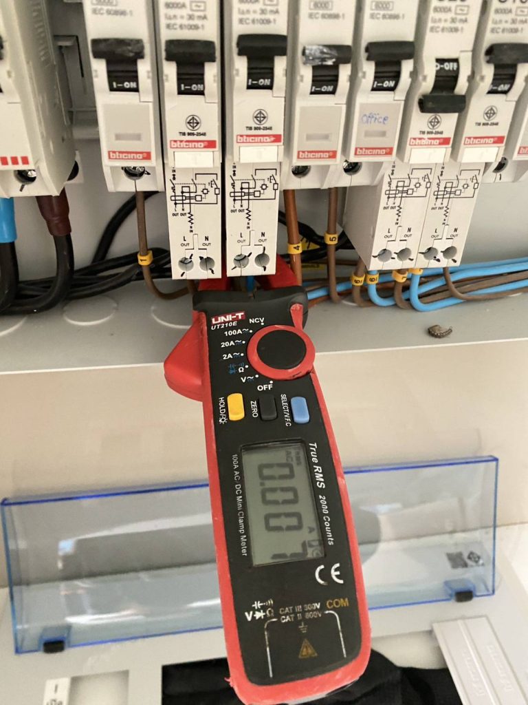 คล้องสายวัดกระแส