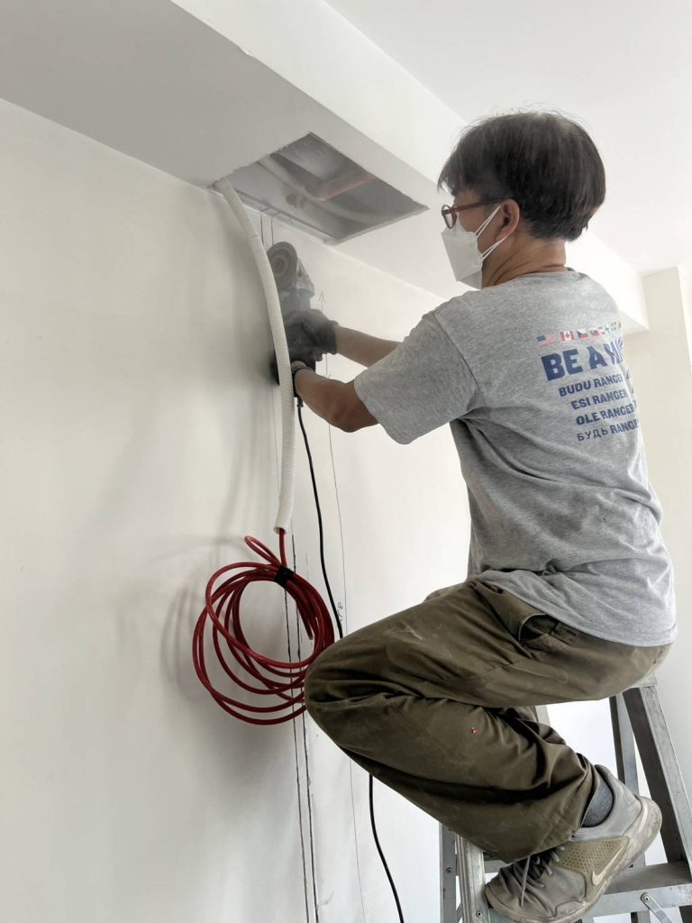 กรีดปูนฝังสายไฟ