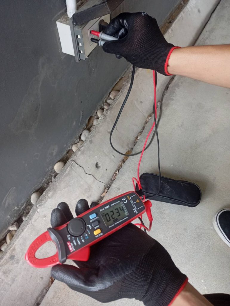 ตรวจเช็กปลั๊กไฟ