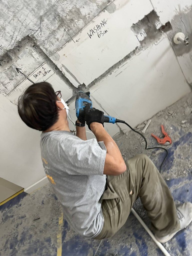 กรีดผนังฝังท่อสายไฟ