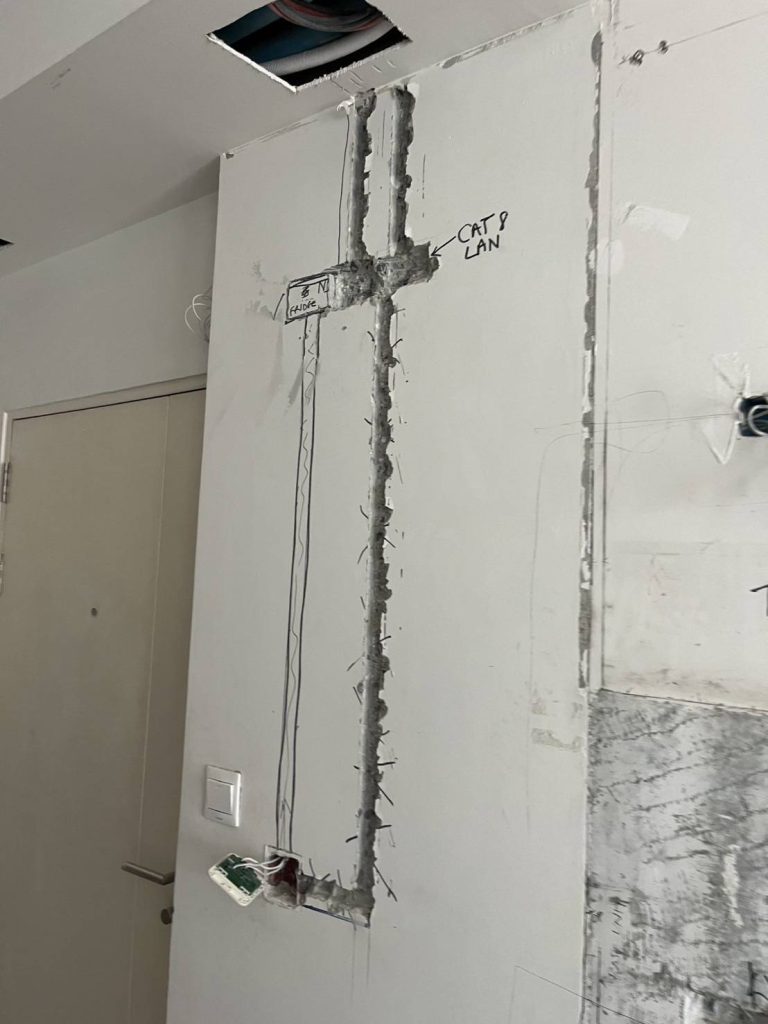 กรีดผนังฝังท่อสายไฟ