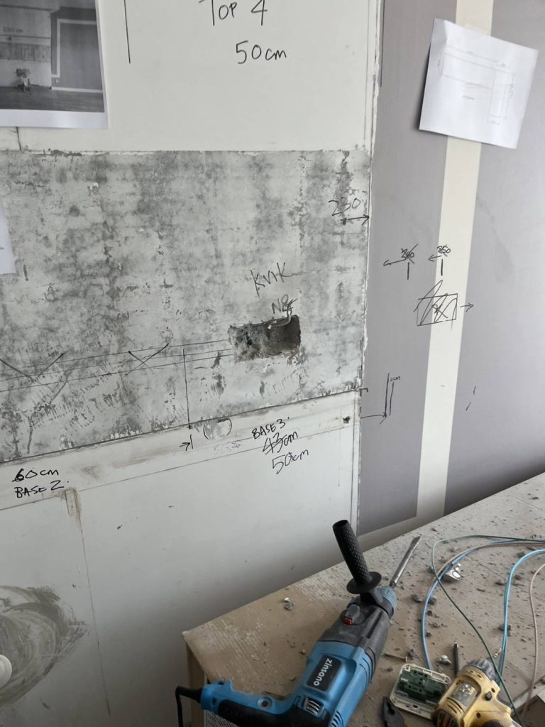 กรีดผนังฝังระบบไฟ