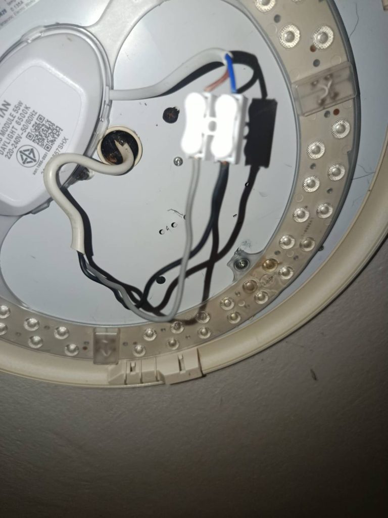 ไฟติดเพดาน