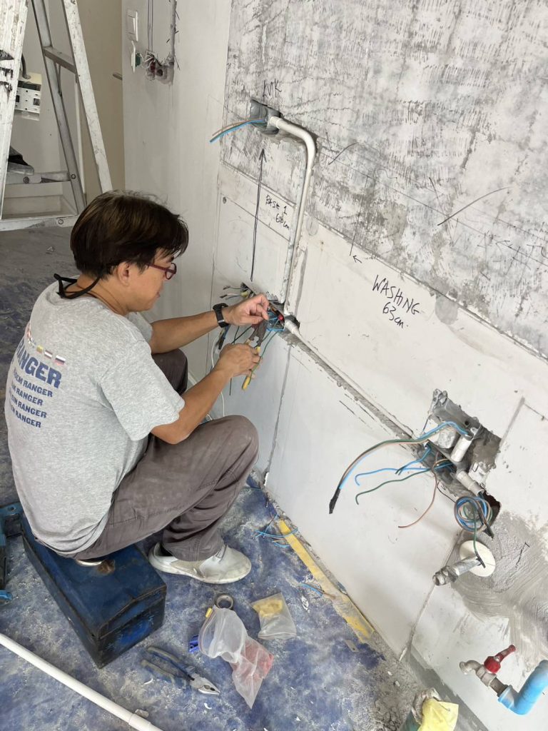 กรีดผนังฝังสายไฟ