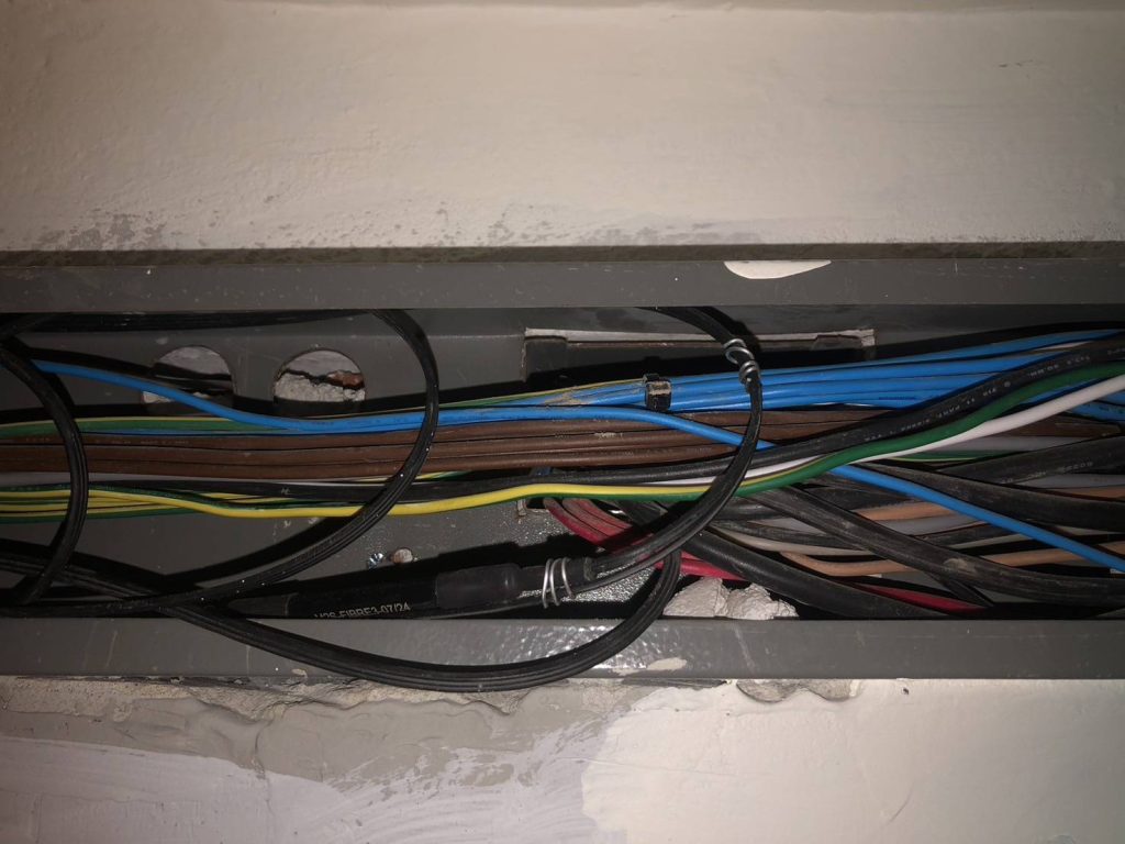 สายไฟในราง