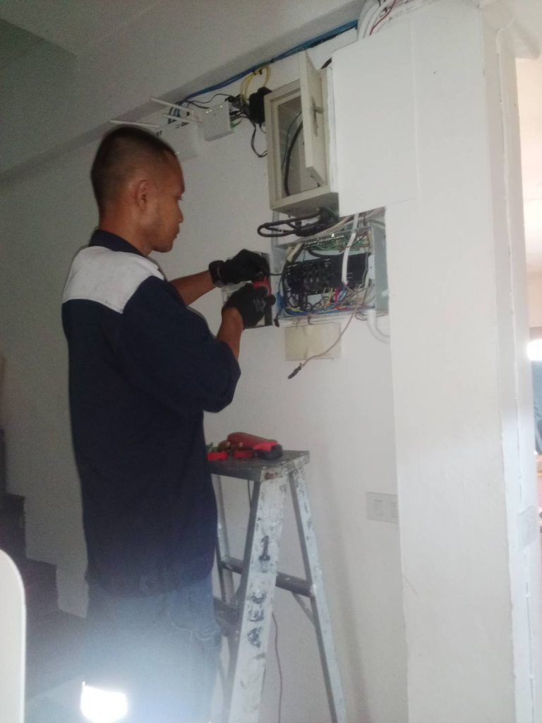 ช่างกำลังทำการติดตั้งตู้คอนซูมเมอร์