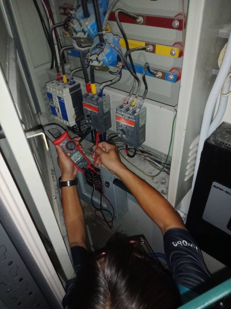 ซ่อมไฟตู้เมน