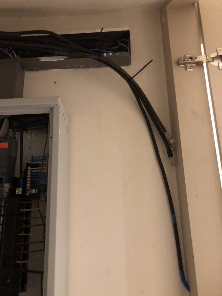 สายไฟเข้าตู้โหลดเซ็นเตอร์