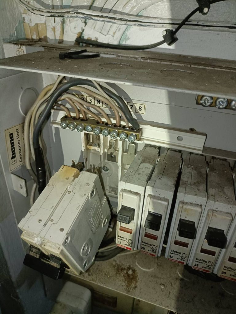 เมนเบรกเกอร์มีรอยช็อต