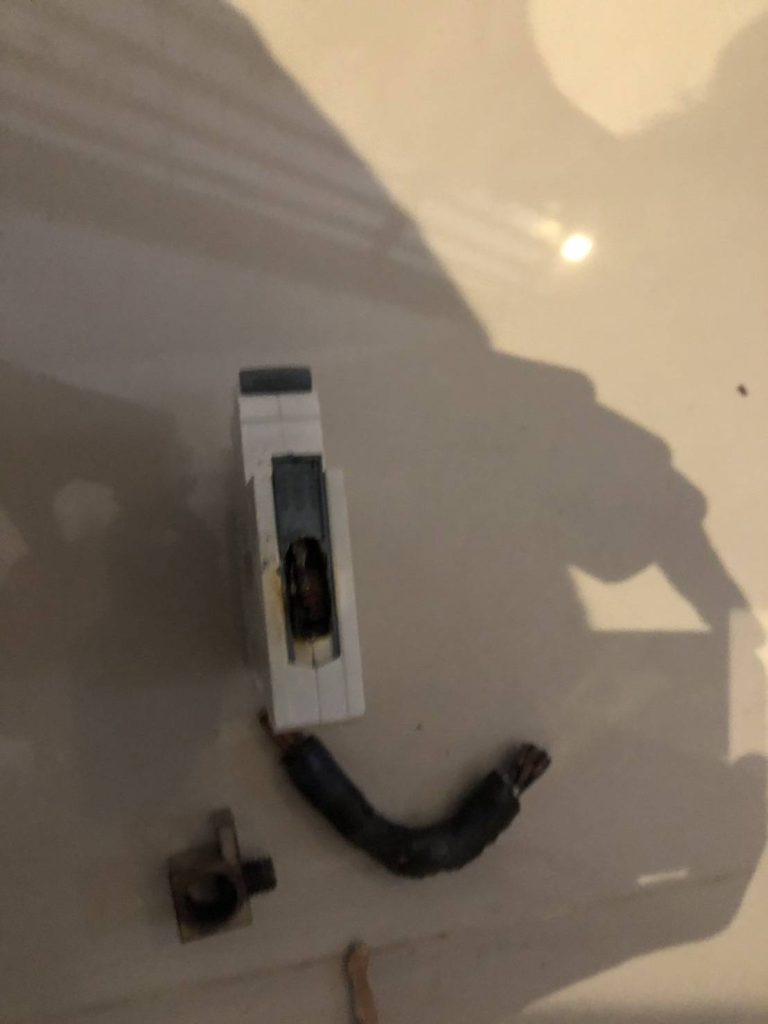 สายไฟช้อตไหม้