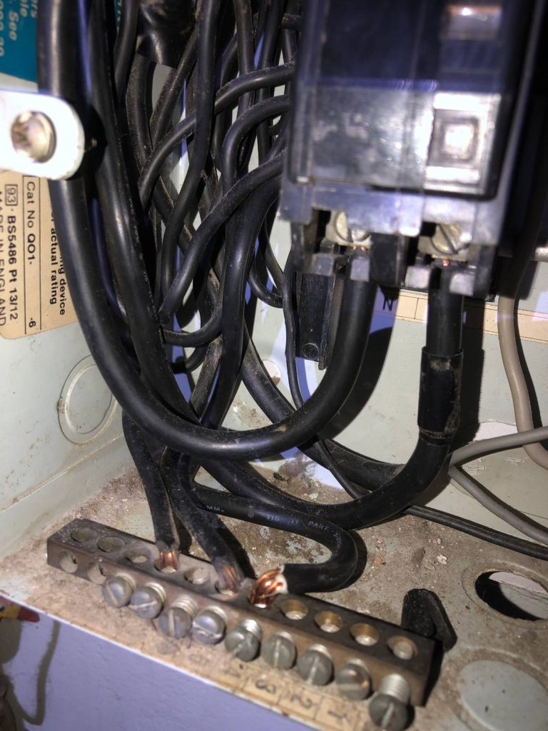 จุดต่อสายไฟในตู้คอนซูมเมอร์