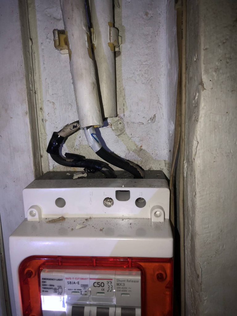 สายไฟเข้าเซฟทีคัท