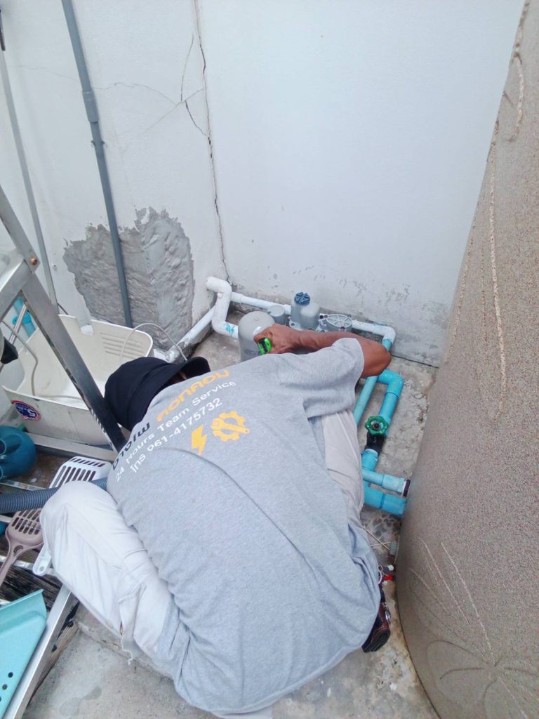 ช่างกำลังตรวจเช็กปั๊มน้ำ