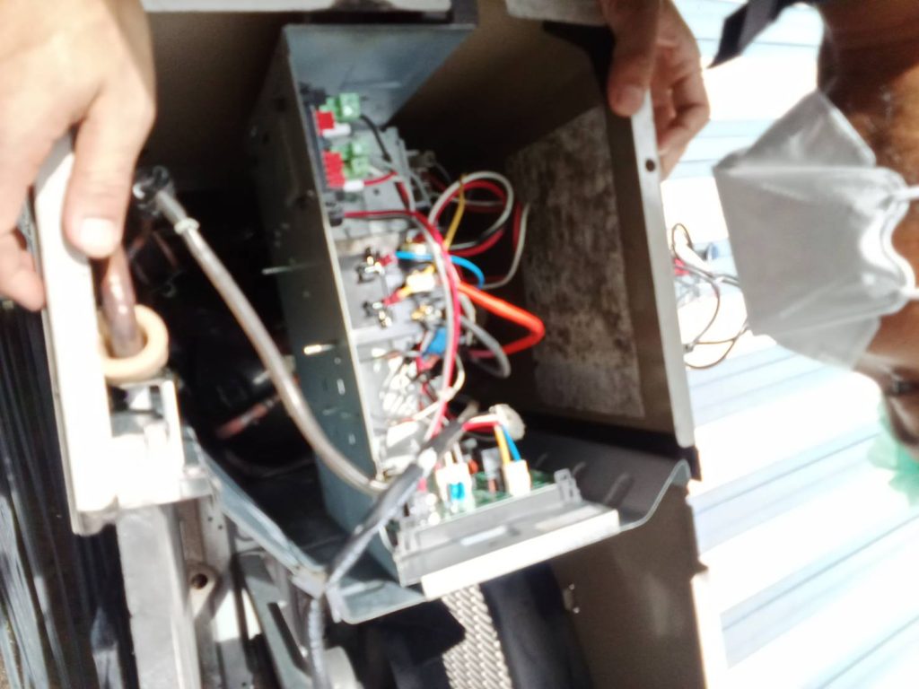 ตรวจเช็กแผงวงจรคอมเพรสเซอร์แอร์