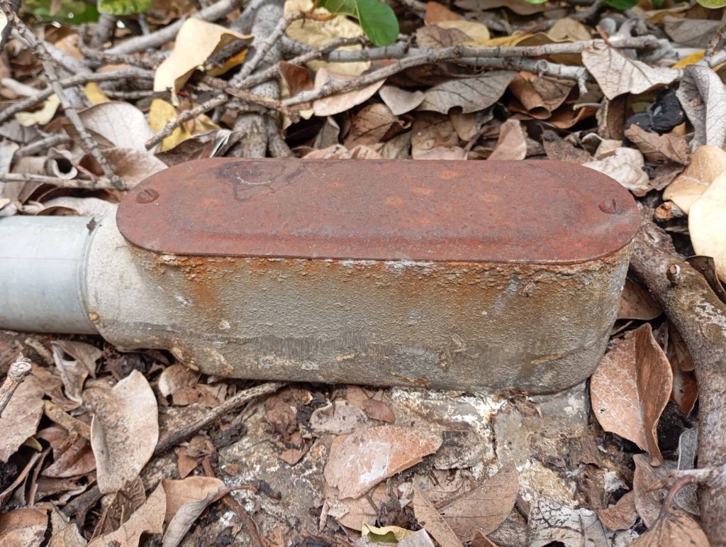 กล่องพักสายที่เป็นสนิม