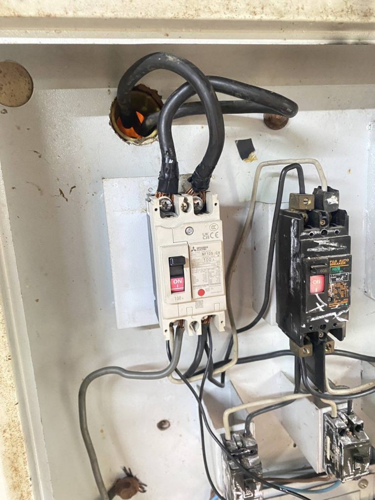 เมนเบรกเกอร์