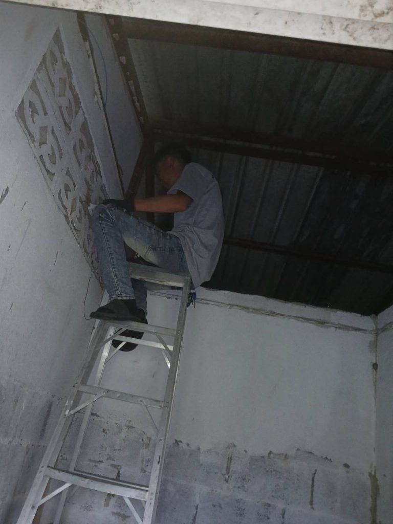 ปีนบันได้ซ่อมสาย