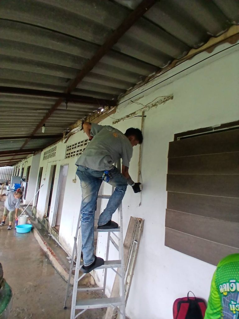 ปีนบันได้ซ่อมสาย