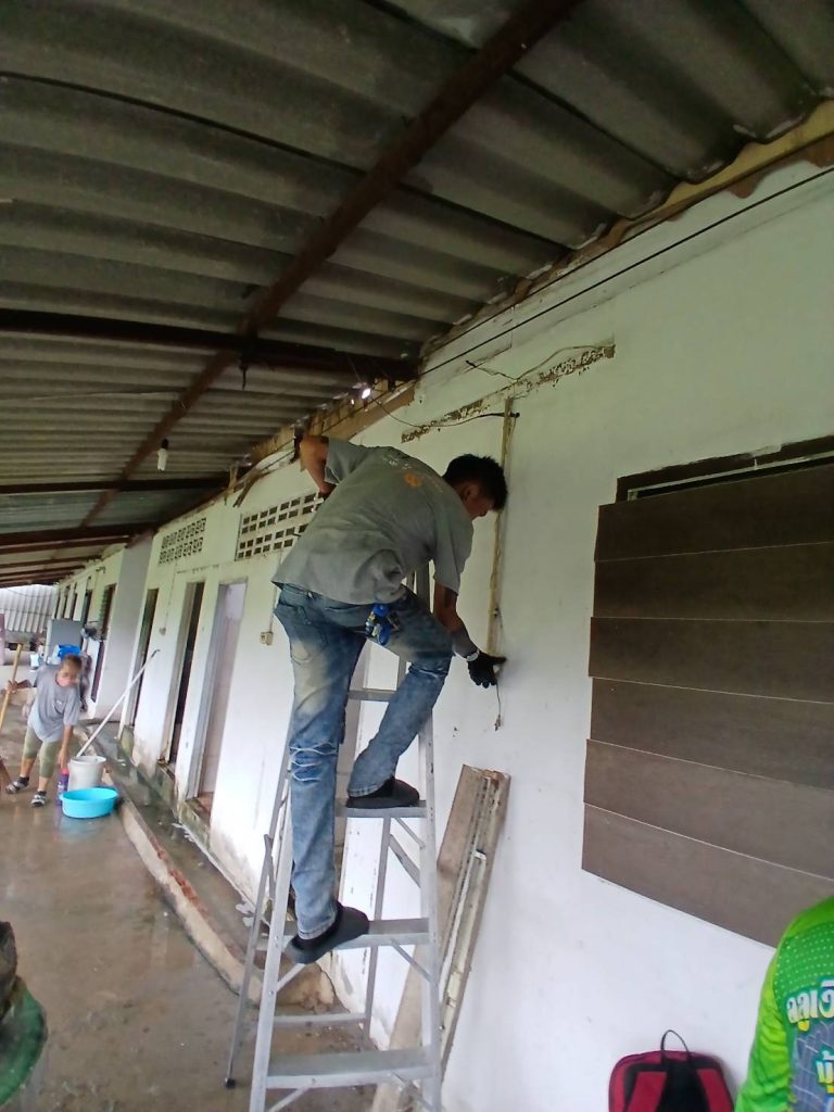 ปีนบันไดซ่อมสาย