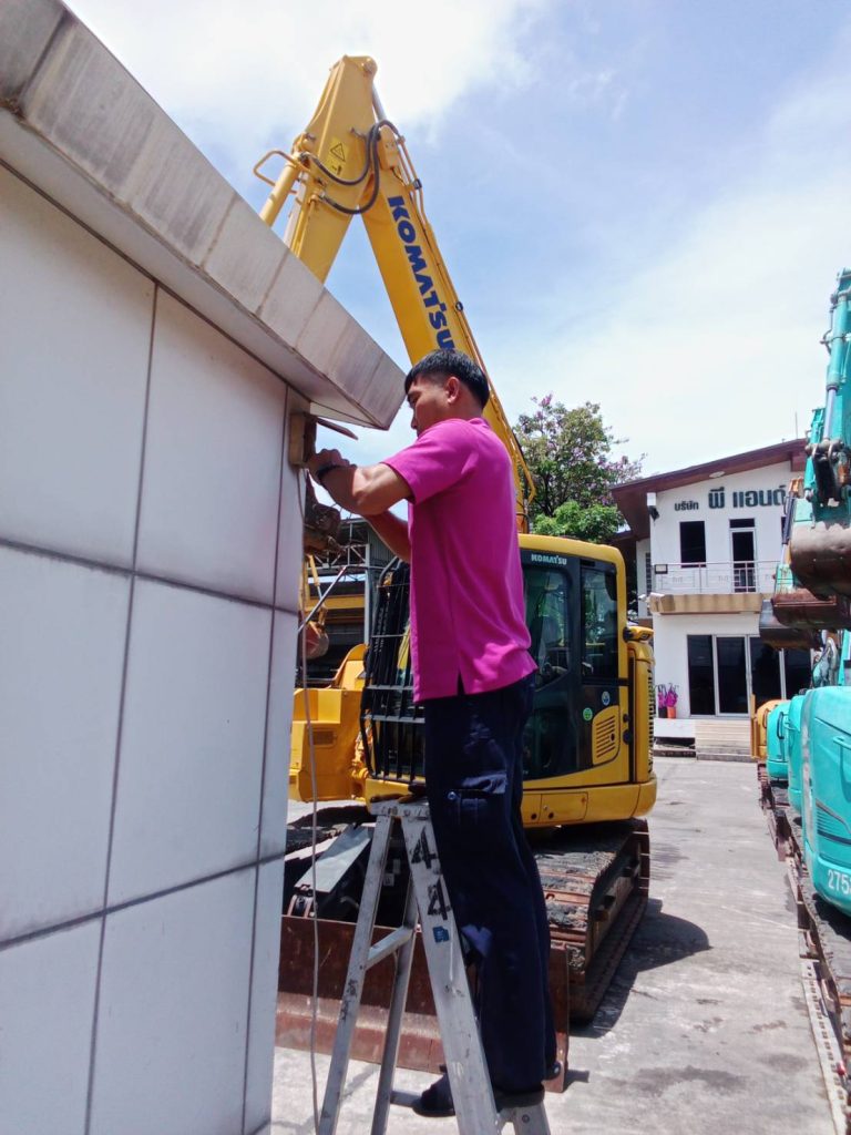 ตรวจเช็กสายไฟในกล่องพักสายไฟ