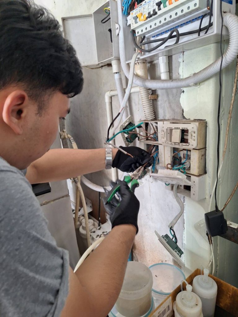 ต่อสายปลั๊กไฟ