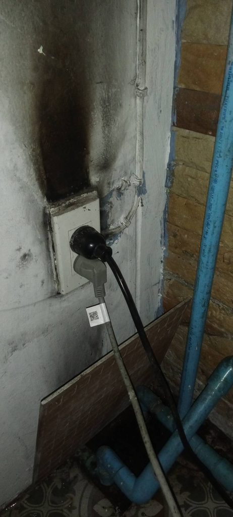 ปลั๊กไฟที่มีรอยไหม้