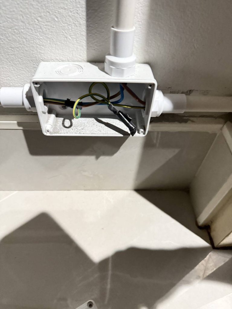 กล่องพักสายไฟ