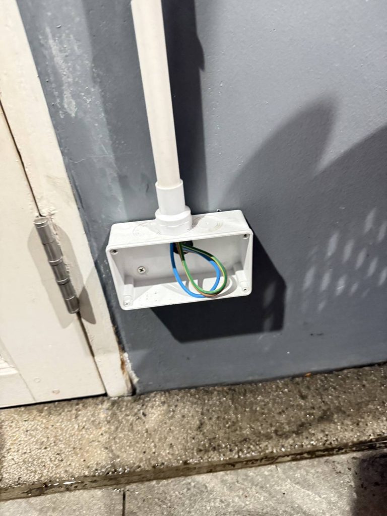 กล่องพักสายไฟ