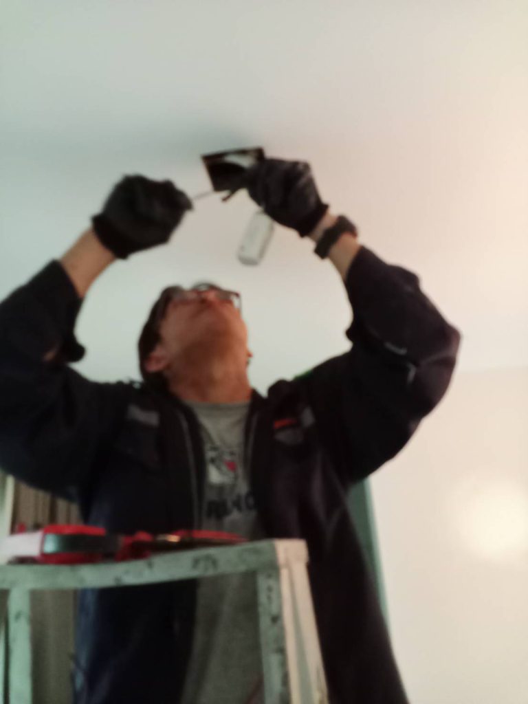 ปีนบันไดเช็กดาวน์ไลท์