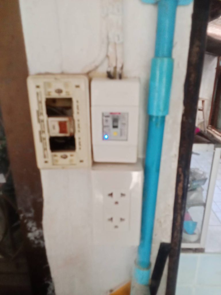 เบรกเกอร์และปลั๊กไฟ