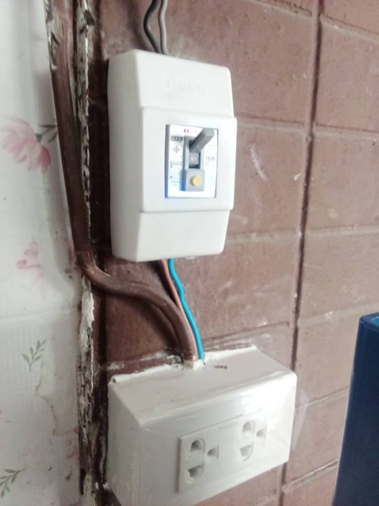 เบรกเกอร์และปลั๊กไฟ