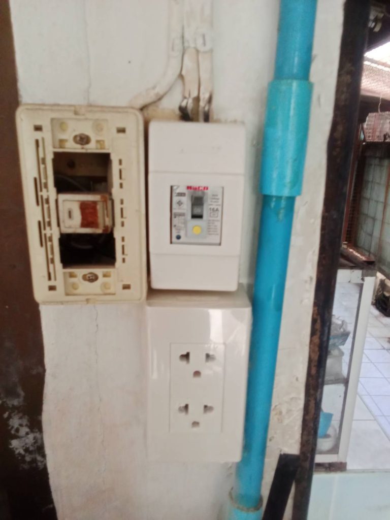 เบรกเกอร์และปลั๊กไฟ