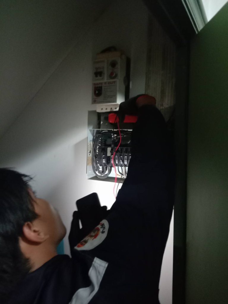 ช่างไฟฟ้าตรวจเช็กตู้คอนซูมเมอร์