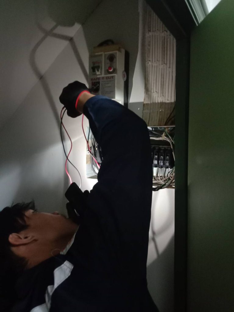 ช่างไฟฟ้าตรวจเช็กตู้คอนซูมเมอร์