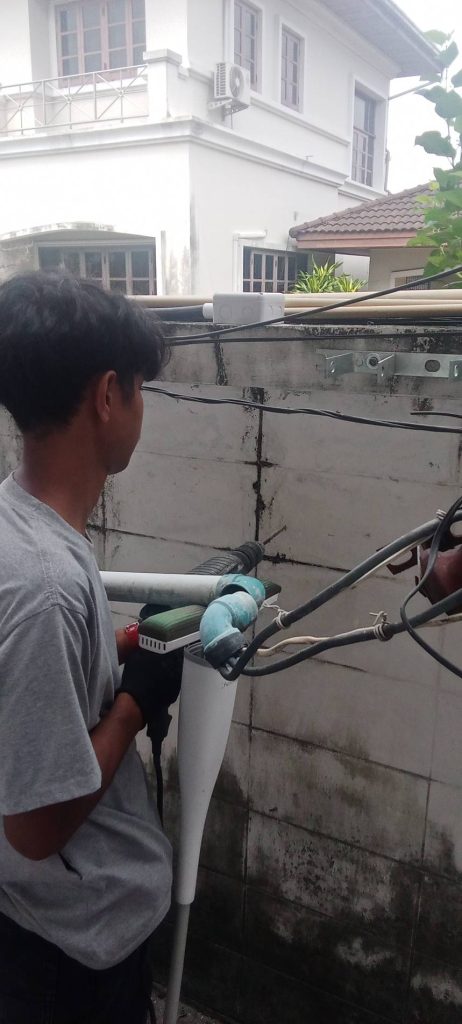 เจาะกำแพงเตรียมติดตั้ง